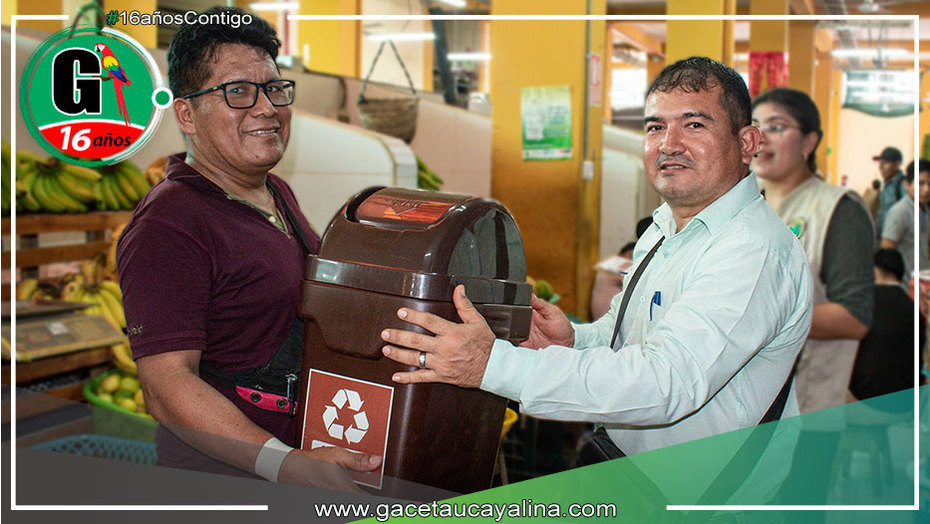 Municipalidad de Atalaya Distribuye Tachos para Reciclaje en Mercado Municipal