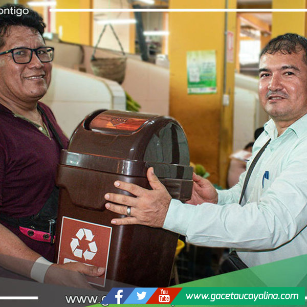 Municipalidad de Atalaya Distribuye Tachos para Reciclaje en Mercado Municipal
