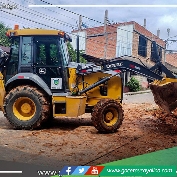 Defensa Civil y COEP limpian desmonte en vía clave de Padre Abad