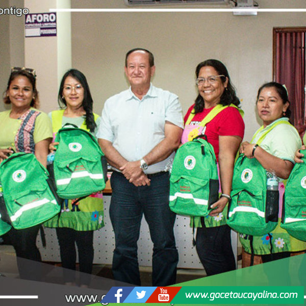 Alcalde de Atalaya fortalece enseñanza en nivel inicial con entrega de kits educativos