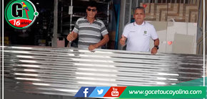 Alcalde de Padre Abad entrega 65 planchas de calamina para caserío