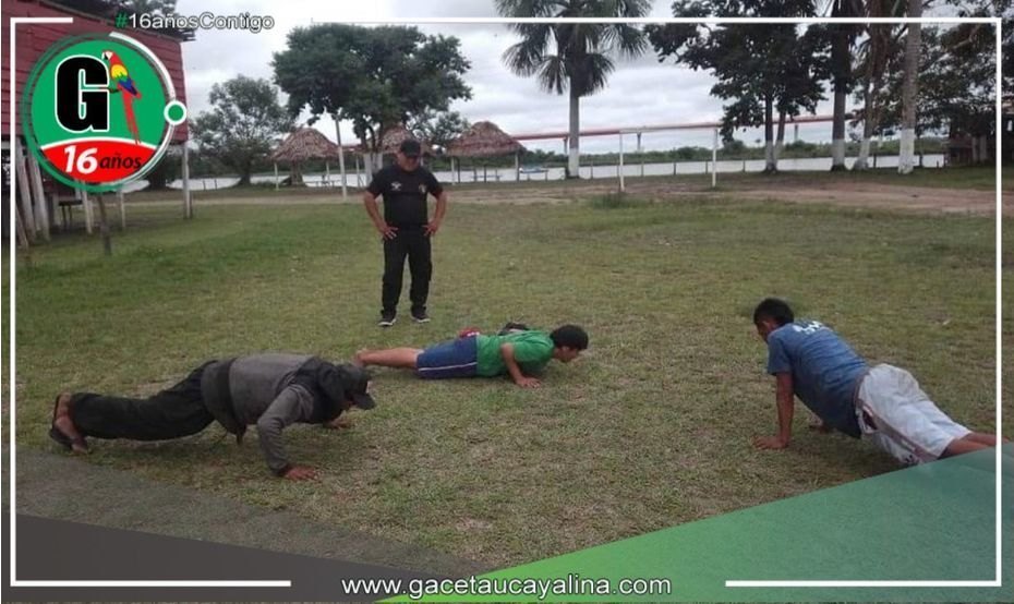 Encuentran a jovenes consumiendo droga y les hacen hacer "planchas" y "ranas"