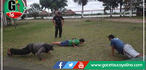 Encuentran a jovenes consumiendo droga y les hacen hacer "planchas" y "ranas"