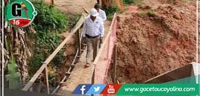 Alcalde de la provincia de Ucayali supervisa la finalización de la alcantarillado en el barrio La Marina