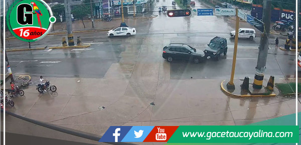 Colisión entre automóviles cerca de centro comercial en Pucallpa