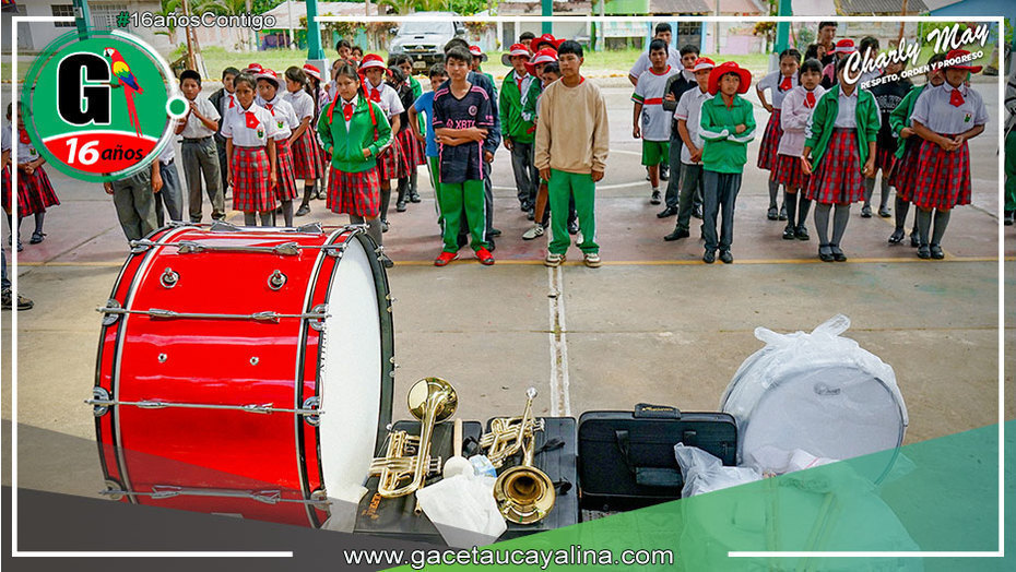 Alcalde de Satipo entrega instrumentos musicales a estudiantes de primaria