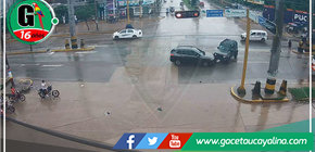 Colisión entre automóviles cerca de centro comercial en Pucallpa