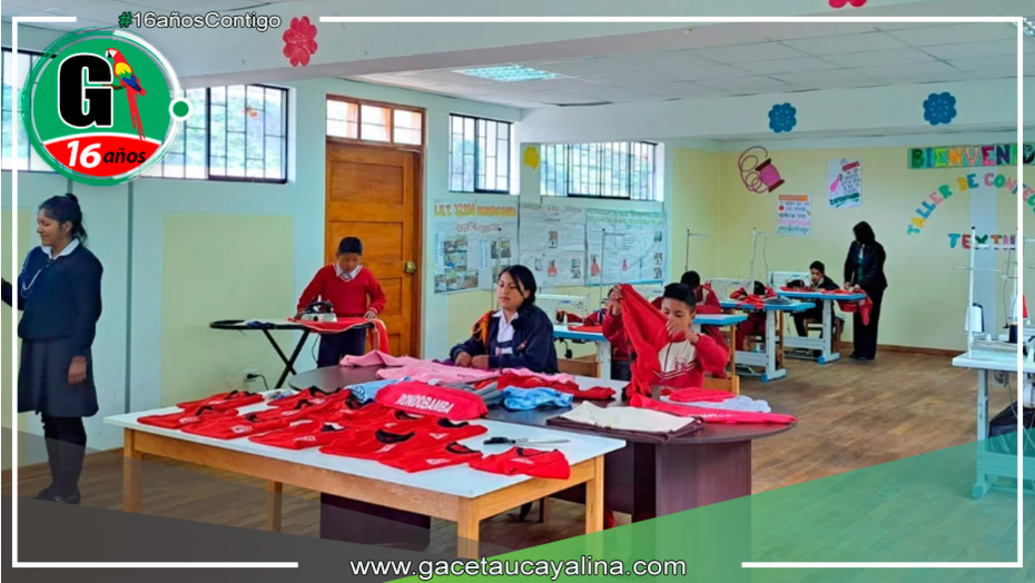 Los estudiantes del colegio de Rondobamba en Yarowilca están fabricando indumentaria.