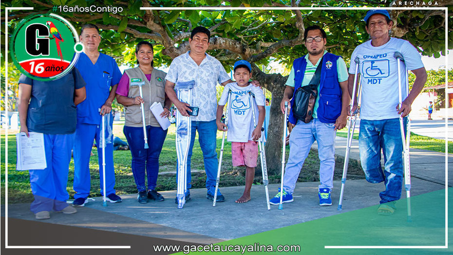 Municipalidad entrega muletas a personas con discapacidad