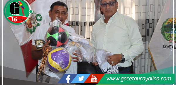 Entrega de indumentaria deportiva de alcalde de Ucayali a la I.E. en Sarayacu