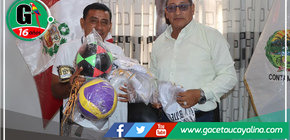 Entrega de indumentaria deportiva de alcalde de Ucayali a la I.E. en Sarayacu