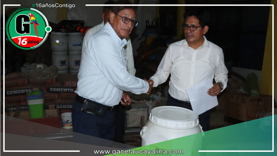 Alcalde de Ucayali dona hipoclorito de calcio al colegio Valentín de Uriarte