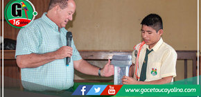 Alcalde de Atalaya entrega muletas ortopédicas a estudiante de la I.E. Mariscal Cáceres