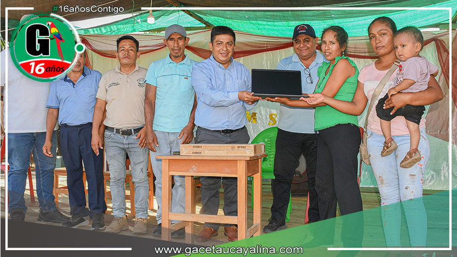 Alcalde de Sepahua Entrega Laptop y Mobiliario Escolar en Valle Hermosa