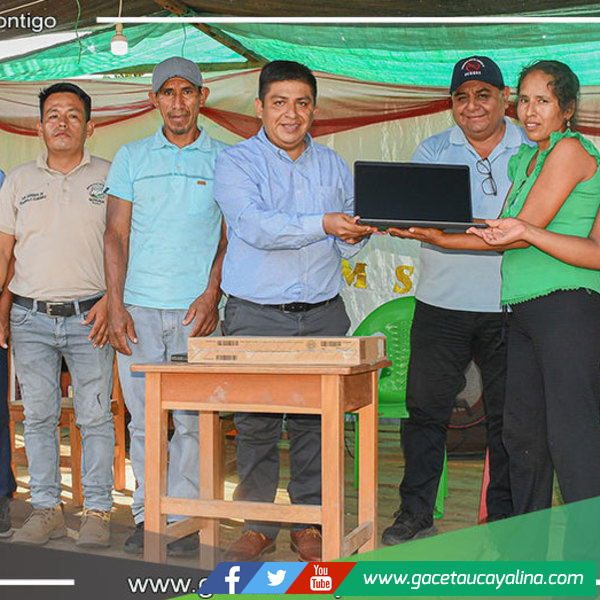 Alcalde de Sepahua Entrega Laptop y Mobiliario Escolar en Valle Hermosa