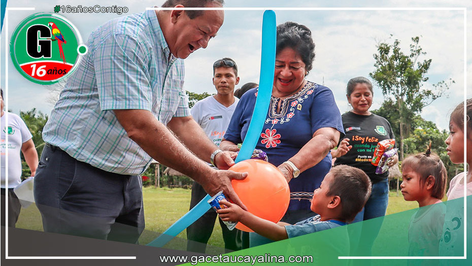 Autoridades de Atalaya festejan con los niños de la comunidad Santa Rosa de Laulate