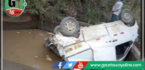 Vehículo cae 100 metros y conductor es rescatado por comunidad y policías 