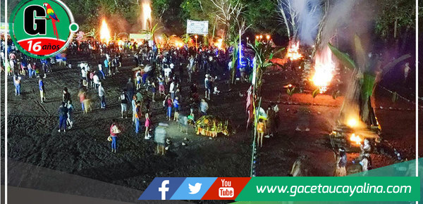 Fogatas tradicionales iluminan el malecón Las Malvinas en Aguaytía