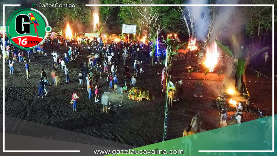 Fogatas tradicionales iluminan el malecón Las Malvinas en Aguaytía