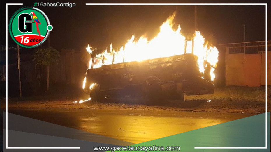 Ómnibus arde en llamas