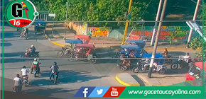 Motociclista impactada por mototaxista en concurrida intersección de Pucallpa