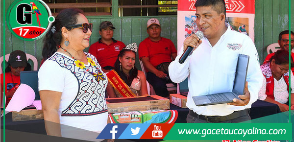 Alcalde de Sepahua impulsa la educación con entrega de laptops en el 49° aniversario de la C.N. Bufeo Pozo