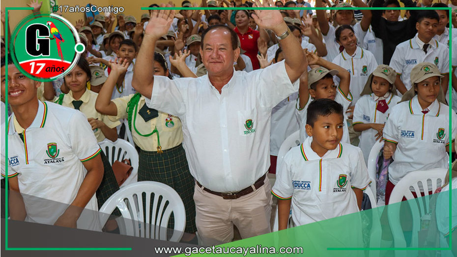 Alcalde de Atalaya entrega indumentaria a promotores ambientales escolares