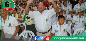 Alcalde de Atalaya entrega indumentaria a promotores ambientales escolares