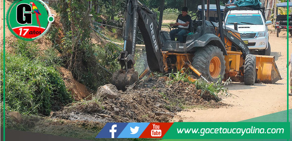 Limpian cunetas en la ciudad de Atalaya