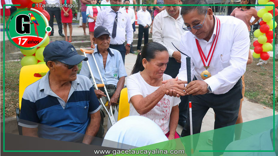 Alcalde de la Provincia de Ucayali entrega bastones a personas con discapacidad