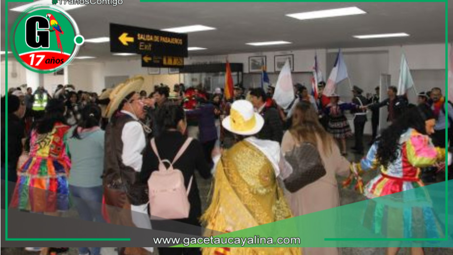 Turistas son recibidos entre danzas, música y regalos por el Día Mundial del Turismo