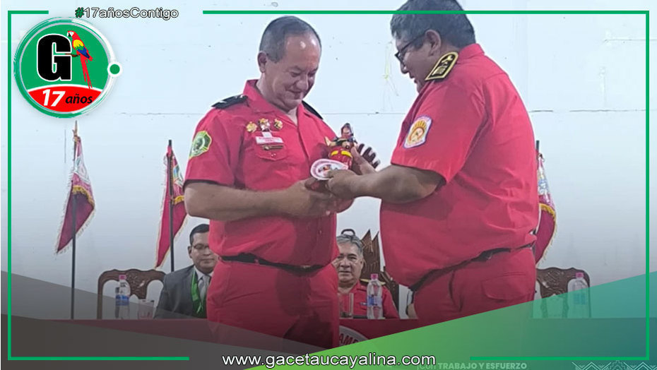 Alcalde Mendoza recibe reconocimiento por apoyo a bomberos en Atalaya