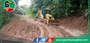 Limpieza de lodo en carretera de Santa Elenita.