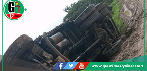 Volcadura de camión cargado con arroz en Campo Verde.