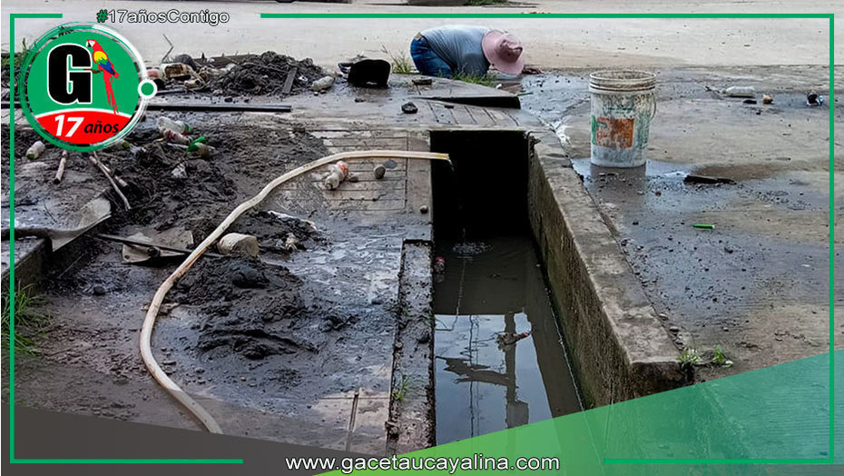 Vecinos de Sepahua limpian cunetas y previenen inundaciones