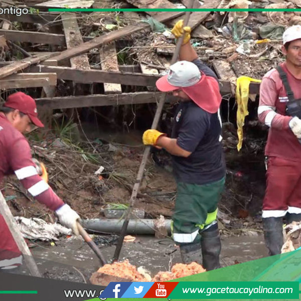 Municipalidad descolmata caño natural en Jr. Miguel Grau en Pucallpa