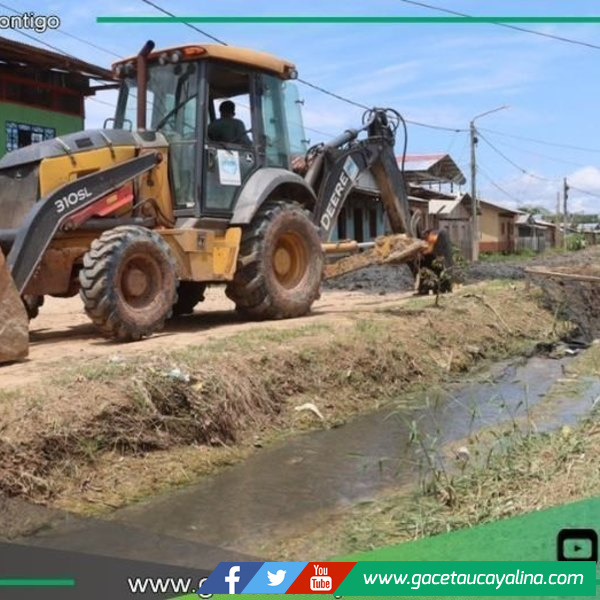 Municipalidad de Ucayali limpia caño natural en pasaje Moisés Rengifo