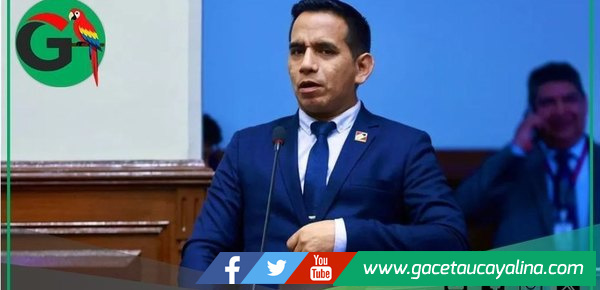 Asesor de Lucinda Vásquez fue grabado cortándole las uñas