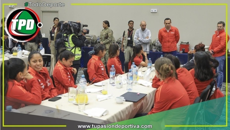 Jerí visita a la selección femenina