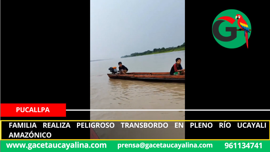 Familia realiza peligroso transbordo en pleno río Ucayali amazónico