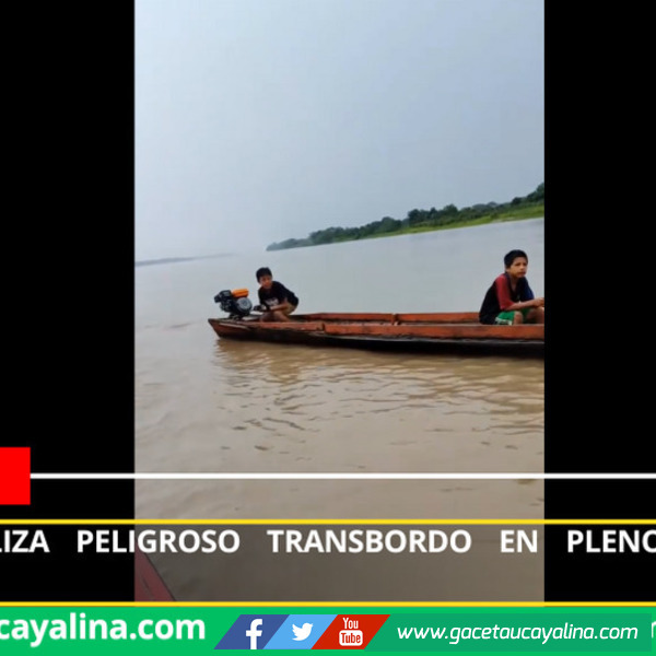 Familia realiza peligroso transbordo en pleno río Ucayali amazónico