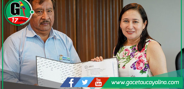 Janet Castagne entrega proyecto de electrificación a Electro Ucayali