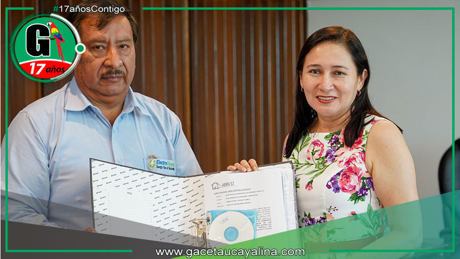 Janet Castagne entrega proyecto de electrificación a Electro Ucayali