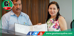 Janet Castagne entrega proyecto de electrificación a Electro Ucayali