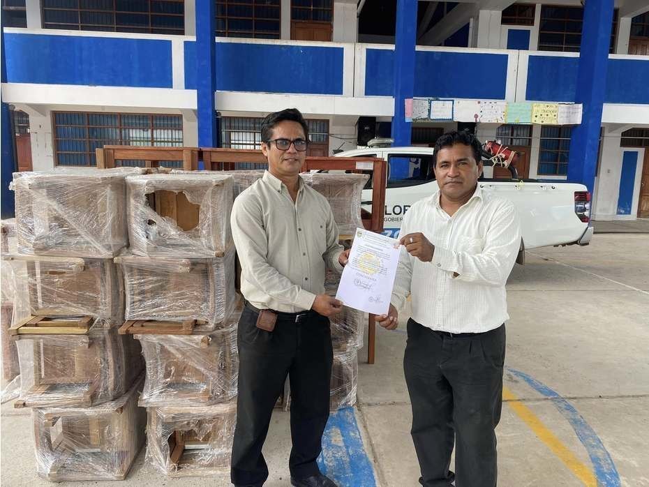 Alcalde de Ucayali entrega mobiliario a colegio en Contamana