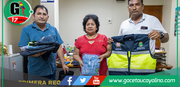 Regidora Irma Armas entrega indumentaria a seguridad de C.P. Oventeni