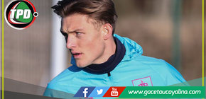 ¡Orgulloso con la bandera de Perú! Oliver Sonne y un emotivo festejo con Burnley, tras ascenso