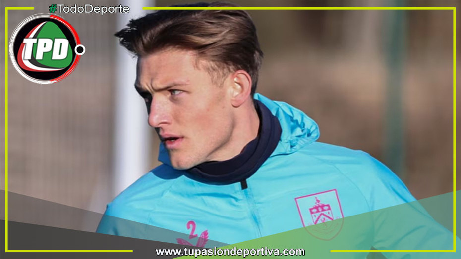 ¡Orgulloso con la bandera de Perú! Oliver Sonne y un emotivo festejo con Burnley, tras ascenso