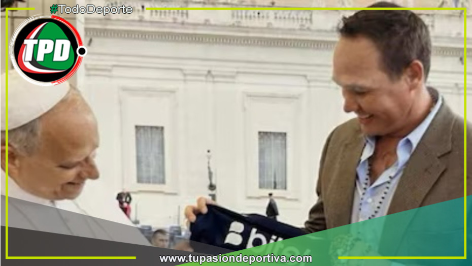 El papa León XIV luce orgulloso la camiseta de Alianza