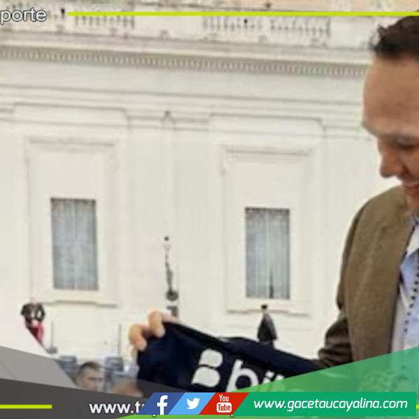 El papa León XIV luce orgulloso la camiseta de Alianza